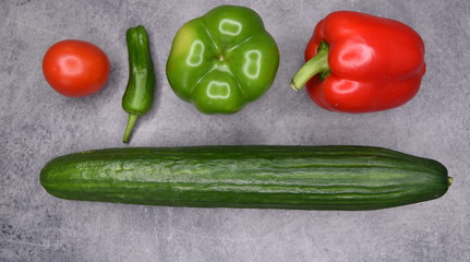 Frisches Gemüse und rot und grün: Tomate, Pimentos, Paprika und Gurke
