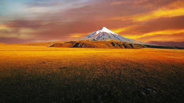 Volc&aacute;n Cotopaxi en los andes del Ecuador