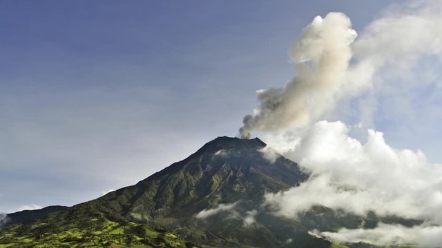 Volc&aacute;n Tungurahua en los andes del Ecuador