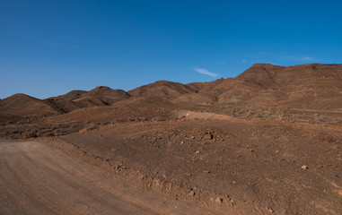 Fototapeta na wymiar panorama of mountains overlooking the sea in the desert on the Atlantic coast of the island of Fuerteventura. Las Playitas, october 2019