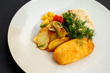 chicken leg breaded with pita potatoes and vegetables