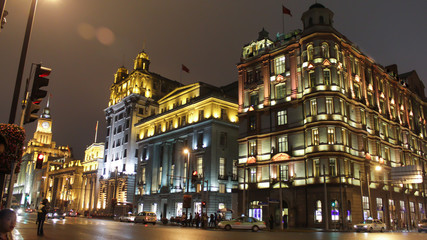 Fototapeta na wymiar Night of The Bund The historic streets of Shanghai feature important buildings in the Coronian architecture, beautifully decorated with lights.