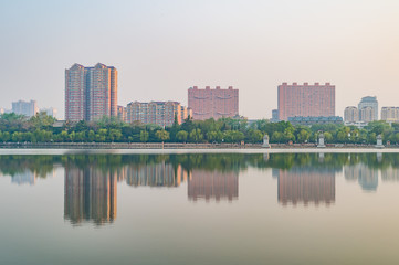 Plakat Buildings on the other side of Daming Lake.