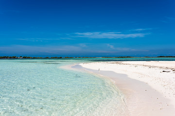Fototapeta na wymiar Tropical white beach in Francisky island (Los Roques Archipelago, Venezuela).