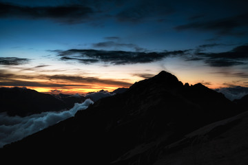 夕焼けと山頂のシルエット