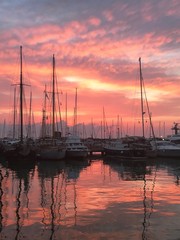 Segelboote vor Anker im Hafen gegen den Himmel bei Sonnenuntergang