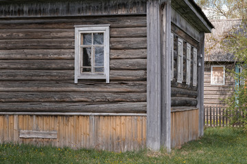 Obraz na płótnie Canvas old wooden house
