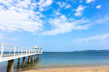 Fototapeta na wymiar 〈石垣島〉ビーチの桟橋
