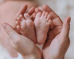 Obraz na płótnie Canvas parent is holding little baby feet