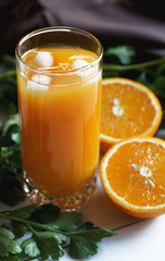 glass of orange juice with ice