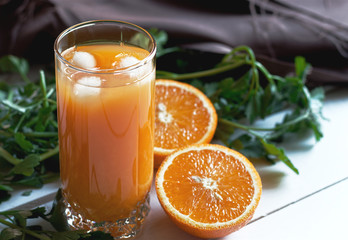 Obraz na płótnie Canvas glass of orange juice with ice