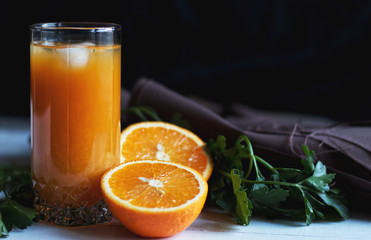 glass of orange juice with ice