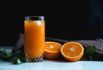 glass of orange juice with ice