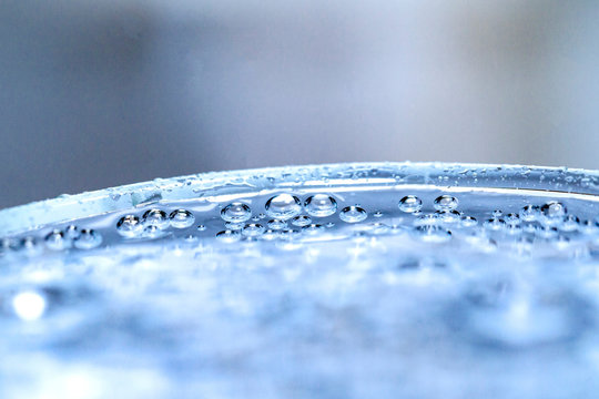 グラスの淵の泡・水滴