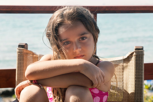 Bimba seduta 