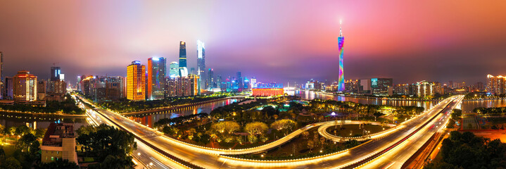 Obraz premium Night view of Guangzhou in fog