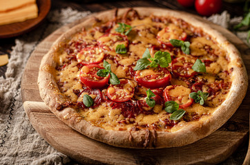 Pizza salami cheddar