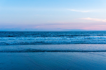由比ヶ浜から眺める海