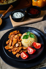bulgur mit gebratenem fleisch und joghurtsoße
