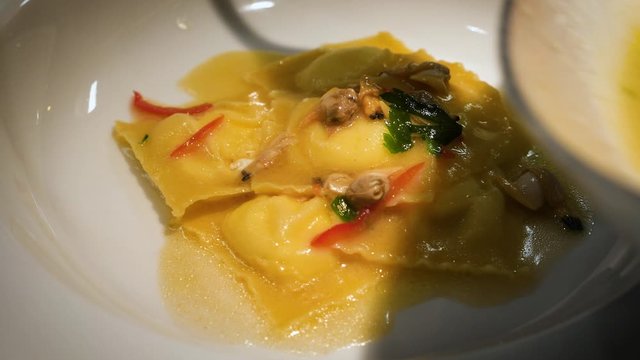 Ravioli di formaggio con condimento del mare Mediterraneo