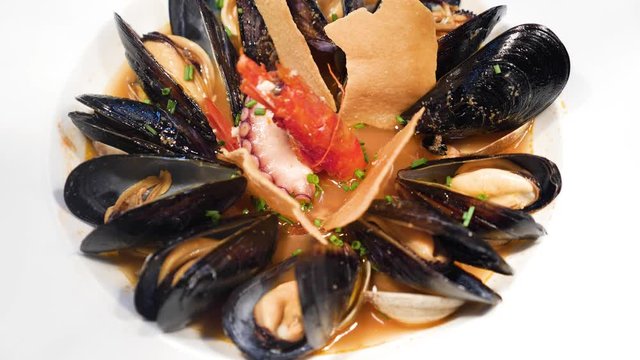 Zuppa di cozze mediterranea con pane carasau