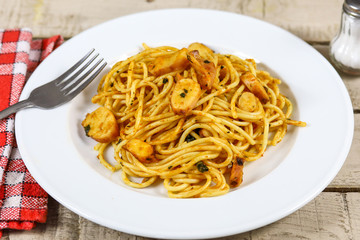 assiette de spaghetti aux calamars sur une table