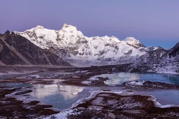 Papier Peint photo autocollant Cho Oyu Terre d& 39 errance glacée des Highlands. Camp de base du mont Cho Oyu (8188m) dans l& 39 Himalaya, au Népal. Lacs de haute altitude et crêtes de montagne à la lumière rosée du coucher du soleil.