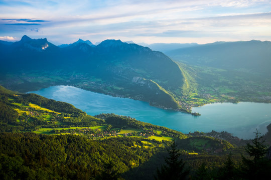 Panorama du lac d'Annecy et des Bauges