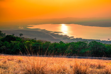Obraz premium The background of the twilight evening in the blurring of the sunset during the day, overlooking the lake Observatory tower, the beauty of the viewpoint according to tourist attractions