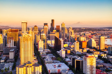 Obraz premium Seattle Aerial Skyline z Mt. Rainier w tle o zachodzie słońca w stanie Waszyngton
