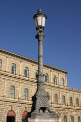 Fototapeta na wymiar Alte Laterne vor der Münchener Residenz
