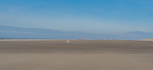 Wegen der Corona Krise sind wenige Menschen am Strand von St. Peter Ordingen