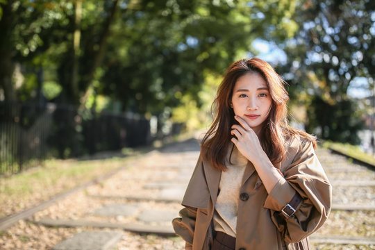 見つめる若い女性