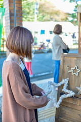 ハンドメイドマーケットを物色する若い女性