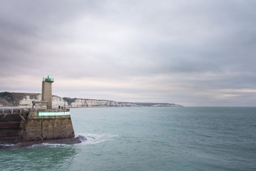 phare et falaises de Normandie à Fécamp. Océan et falaises le soir