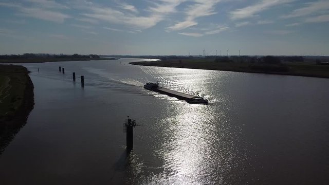 Frachtschiff auf der Ems