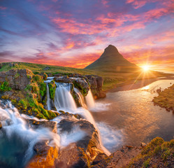 Fototapeta premium Piękny krajobraz ze wschodem słońca nad wodospadem Kirkjufellsfoss i górą Kirkjufell, Islandia, Europa.