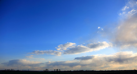 Fototapeta na wymiar Błękitne niebo po zachodzie słońca z kolorowymi chmurami. 
