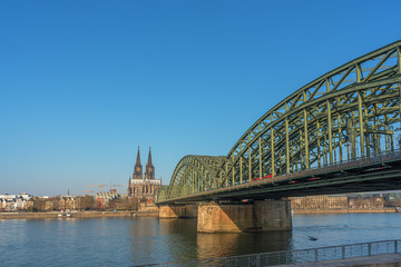 Blick auf die Hohenzollernbrücke und den Kölner Dom 