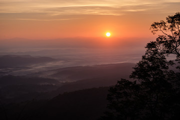 Obraz premium Twilight, sunrise and sea of fog in the morning on the mountains of northern Thailand, during the rainy season.