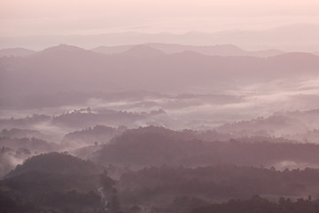 Fototapeta premium Zmierzch, wschód słońca i morze mgły o poranku w górach północnej Tajlandii, w porze deszczowej.