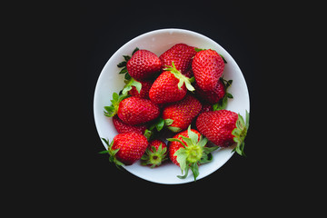 Fragole rosse in una ciotola