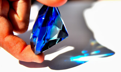 Un bellissimo diamante blu con i suoi riflessi
