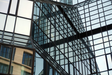 Spiegelung an einem Hochhaus in Frankfurt
