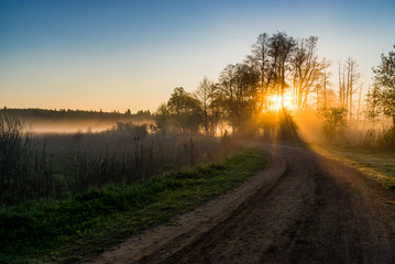 Barwny poranek nad rzeką Supraśl. Mgista Dolina Supraśli. Puszcza Knyszyńska, Podlasie, Polska