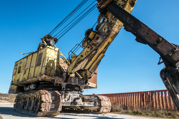 Obraz premium huge old rusty abandoned mining excavator