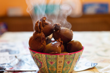 Coloring easter eggs with onion, leaf pattern as decoration