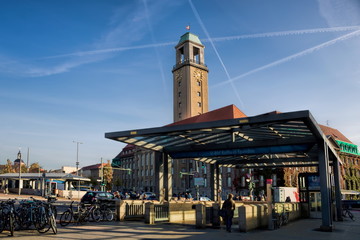 berlin, deutschland - u-bahnhof und rathausturm in berlin-spandau