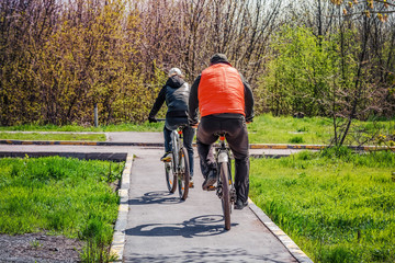 Naklejka premium married couple riding bikes in a grove