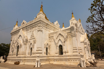 Obraz premium White Sat Taw Yar pagoda at Mingun